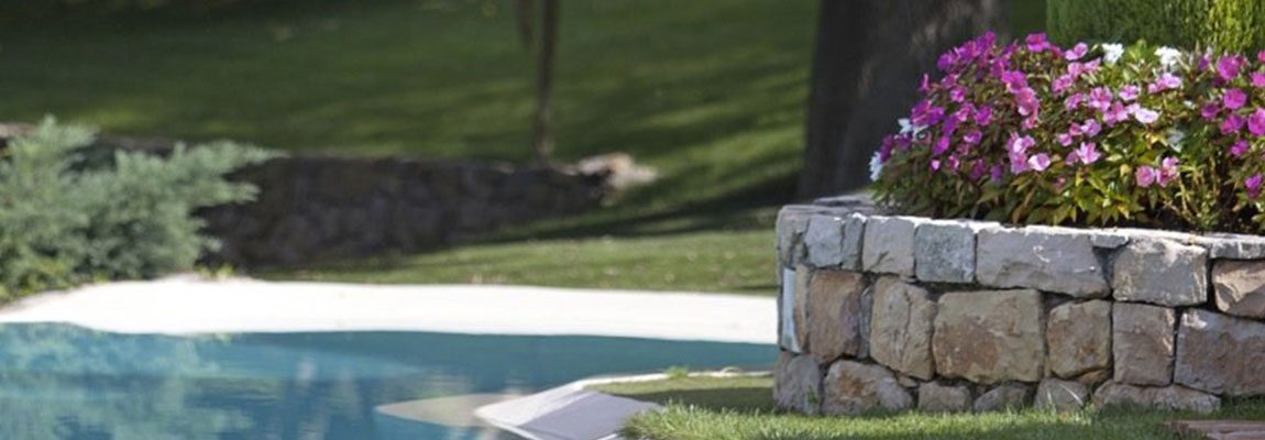 garden-manager-pool-stone-wall